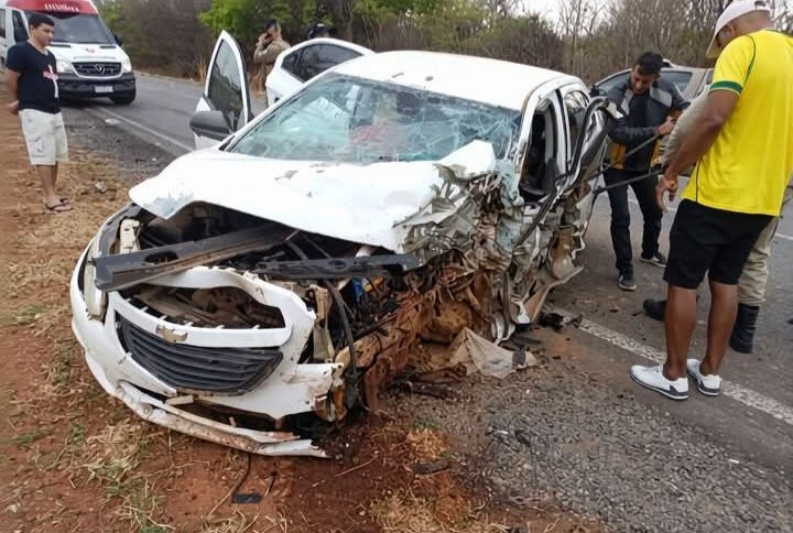 Pindaí: Motorista fica preso às ferragens após colisão entre carro e caminhão